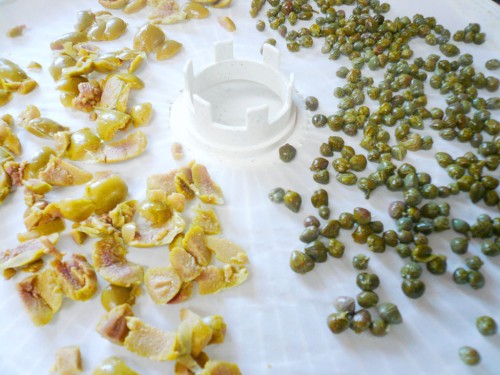 Dehydrating picholine olives and capers