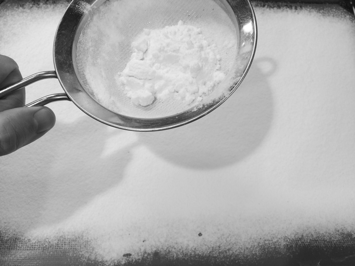 sifting neutral caramel powder